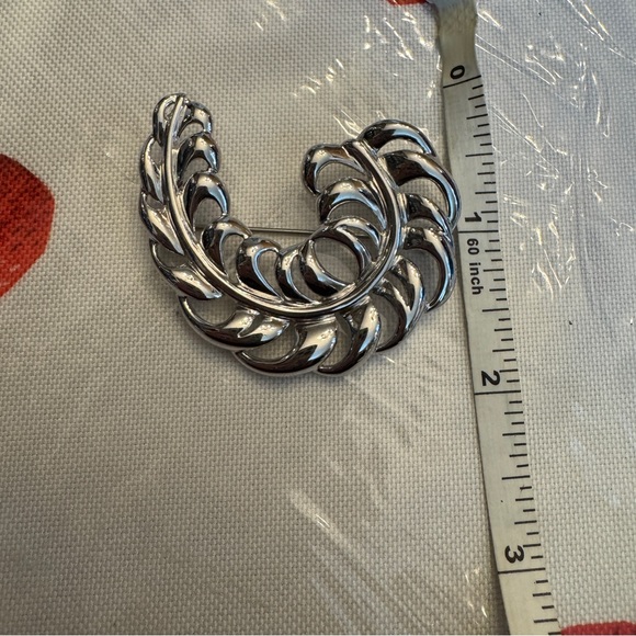 Vintage Signed Monet Leaf Brooch - Picture 2 of 4